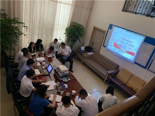 公司領(lǐng)導為第十二直管部黨支部和第一安裝分公司黨支部講黨課